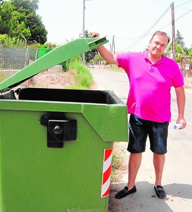 Fulgencio, junto el contenedor de la polémica. 