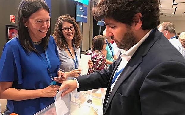 Fernando López Miras, en el momento de introducir la papeleta de Casado en la urna. 