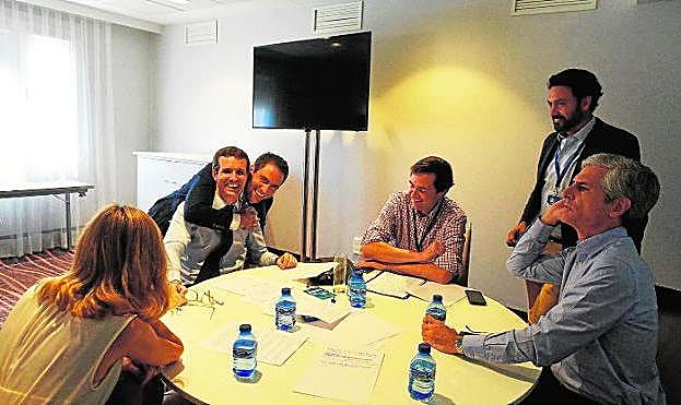 El nuevo líder nacional del PP estaba reunido con su equipo, entre los que destaca Adolfo Suárez Illana (primero por la derecha). 