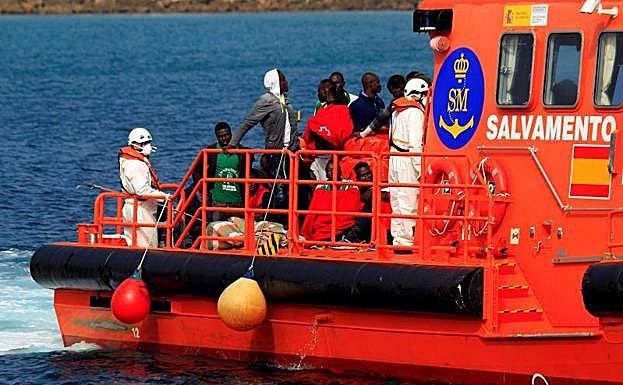 Algunos de los migrantes rescatados, a su llegada al puerto de Tarifa.