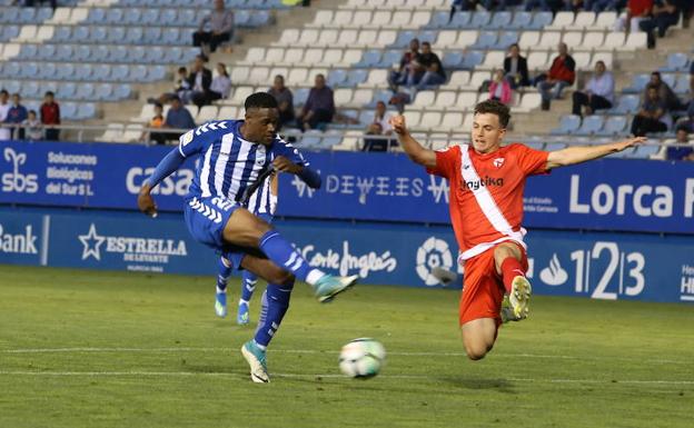 Una acción del partido entre el Lorca FC y el Sevilla Atlético, la temporada pasada.