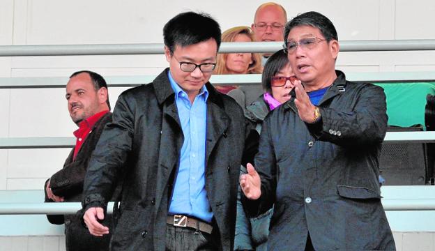 Xu Genbao, dueño del Lorca FC, charla con Bin Wang durante un partido. 