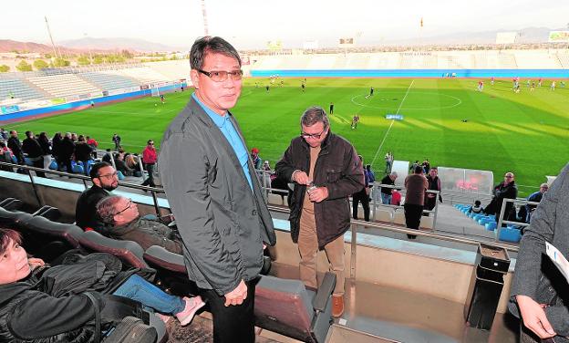 Xu Genbao, dueño del Lorca FC, en el palco del Francisco Artés Carrasco. 