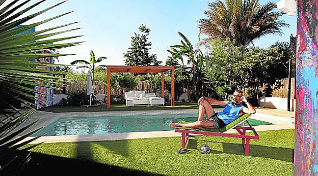 Carlos Callizo, en el jardín de su casa, en la huerta de Murcia. 