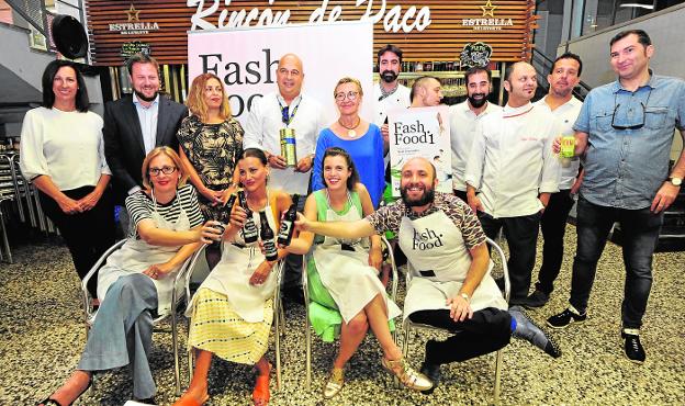 Promotores del movimiento 'Fash Food', ayer, durante la presentación en el mercado de abastos de Saavedra Fajardo, en Murcia. 