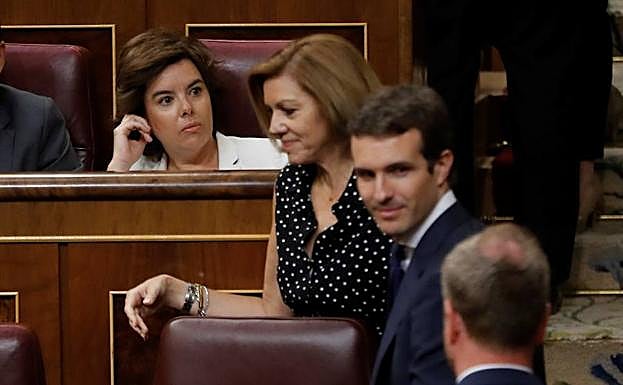 El presidente del Partido Popular, Pablo Casado, y las diputadas, María Dolores de Cospedal (c), y Soraya Saenz de Santamaría (i), este miércoles.