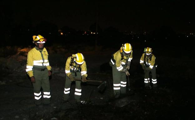 Los bomberos del Parque de Lorca han logrado extinguir cuatro fuegos en una zona entre el antenodromo y el antiguo club de tenis de La Quinta.