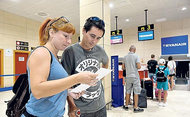 Lidia y su esposo, ayer, en el aeropuerto de San Javier. 