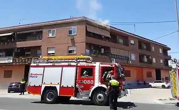 Una pequeña columna de humo se podía observar desde la calle.