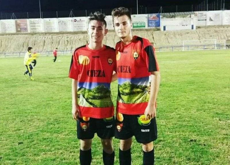 Cieza. Esta fue la camiseta que ya se considera histórica en el club con melocotones y una imagen sobre la floración. Tuvo un gran tirón entre la afición y ya se prepara otra del mismo estilo. 