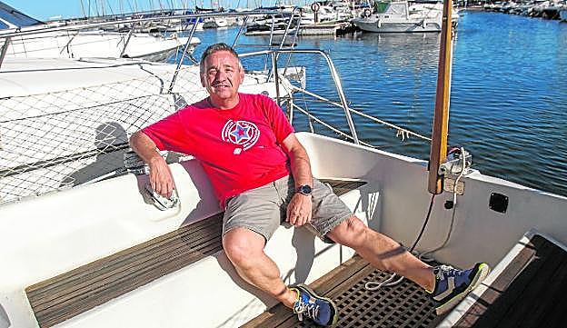 Vicente Salas, en su velero 'Soledad II', amarrado en el puerto deportivo de Lo Pagán. 