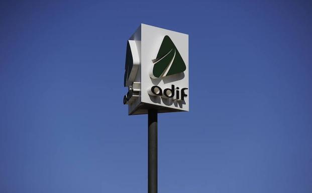 Vista del logotipo de Adif (Administrador de Infraestructuras Ferroviarias) en una señal situada en las oficinas que la entidad tiene en Barcelona. 