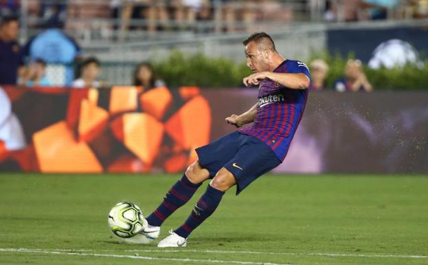 Arthur dispara para marcar su primer gol con el Barcelona. 