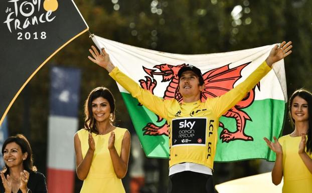 Geraint Thomas, en el podio con la bandera de Gales. 