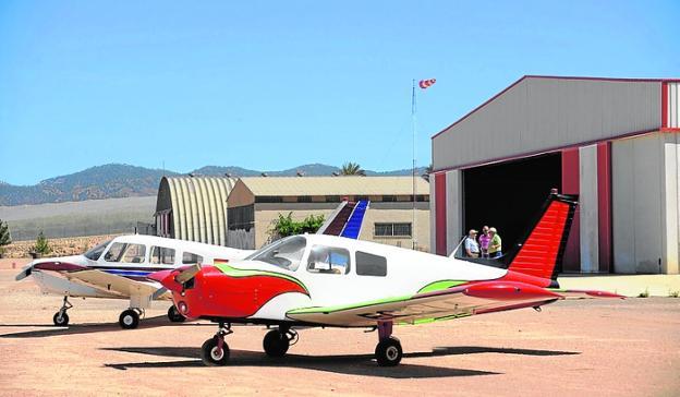 Dos avionetas en el aeroclub de Los Martínez del Puerto. 