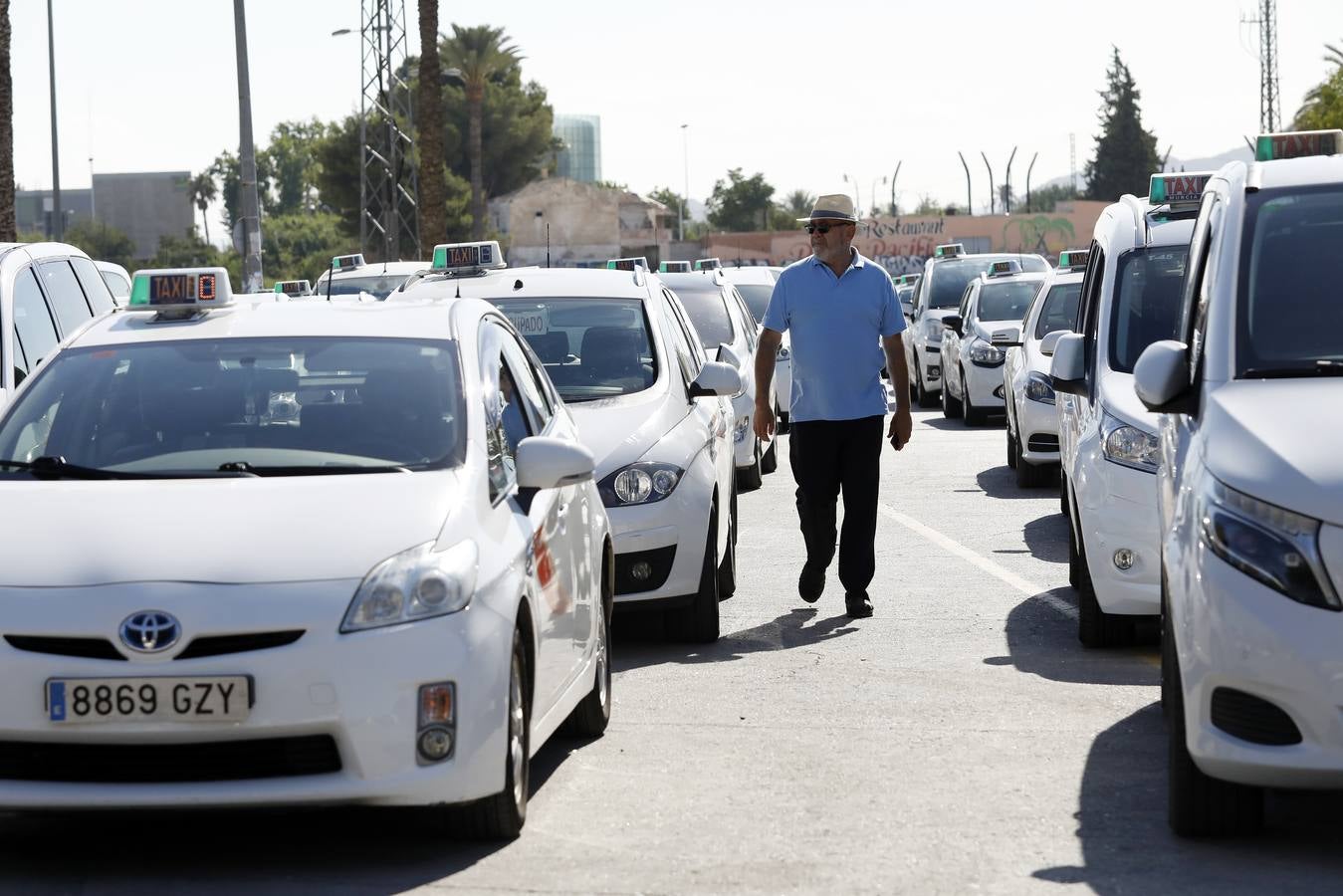 Los taxistas de Murcia acordaron en la asamblea celebrada en la mañana de este lunes, sumarse a la huelga indefinida que llevan a cabo sus compañeros en otras ciudades españolas como Madrid, Barcelona y Valencia como «muestra de solidaridad».