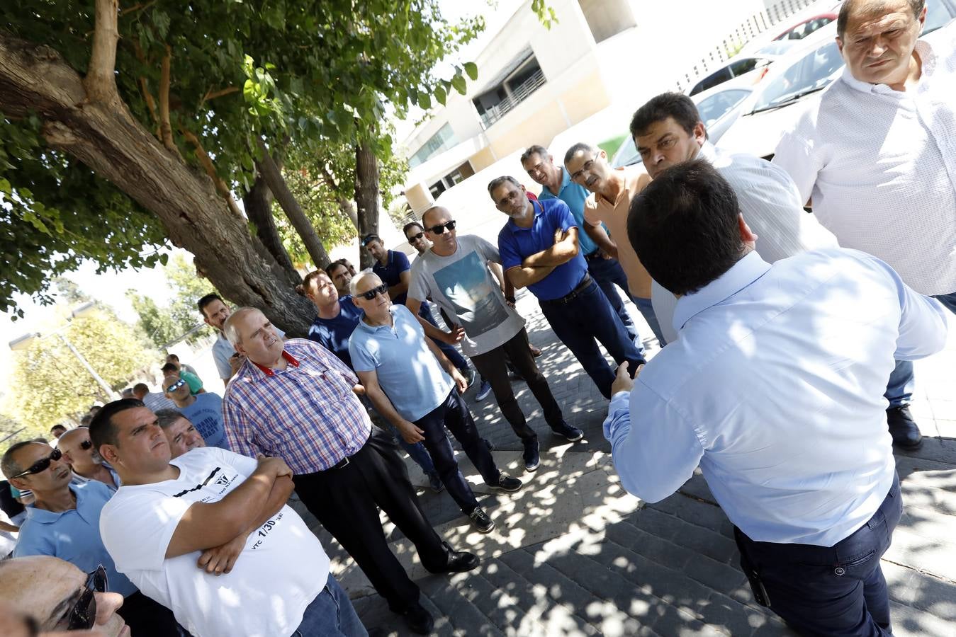 Los taxistas de Murcia acordaron en la asamblea celebrada en la mañana de este lunes, sumarse a la huelga indefinida que llevan a cabo sus compañeros en otras ciudades españolas como Madrid, Barcelona y Valencia como «muestra de solidaridad».