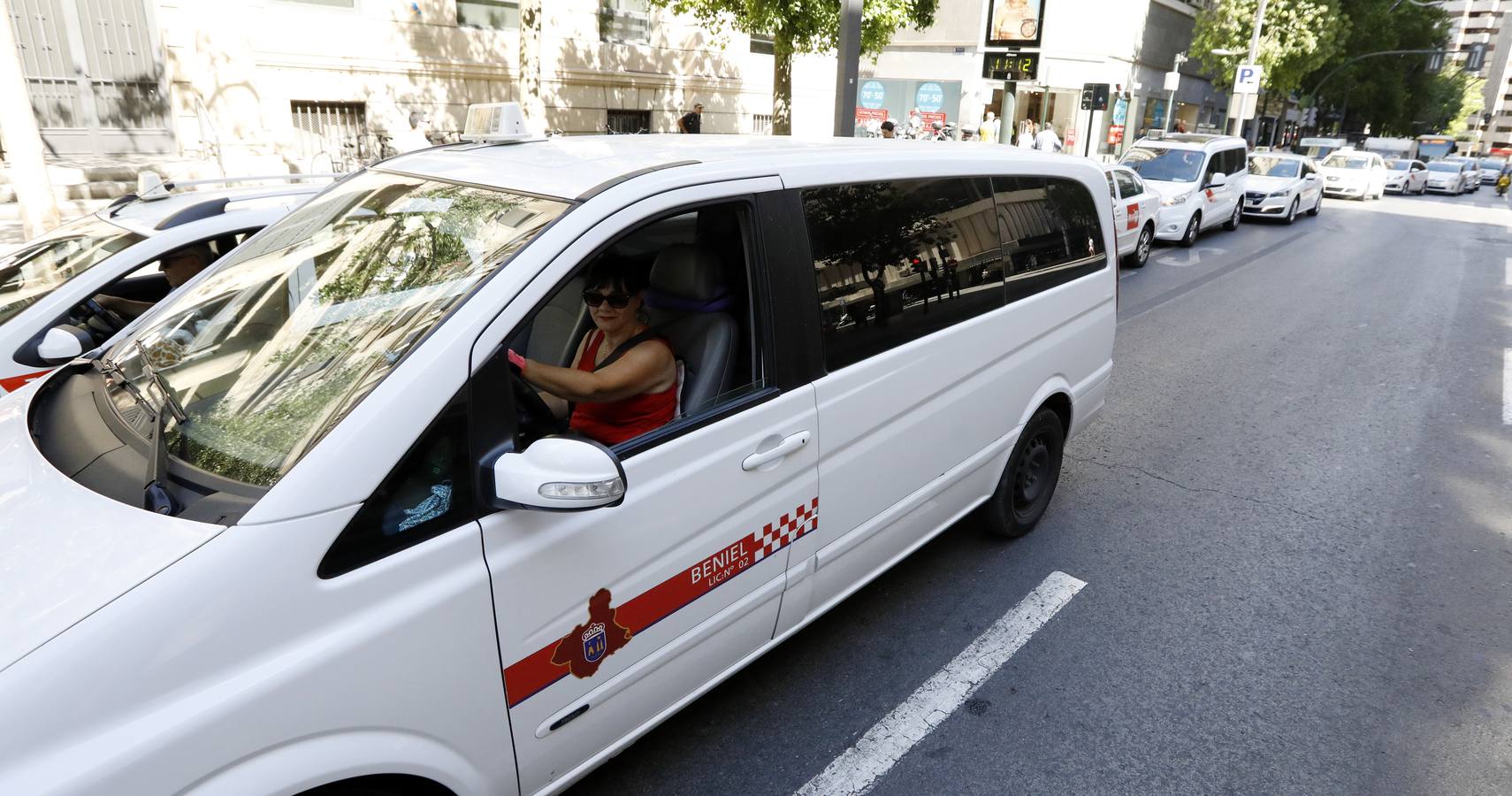 Los taxistas de Murcia acordaron en la asamblea celebrada en la mañana de este lunes, sumarse a la huelga indefinida que llevan a cabo sus compañeros en otras ciudades españolas como Madrid, Barcelona y Valencia como «muestra de solidaridad».