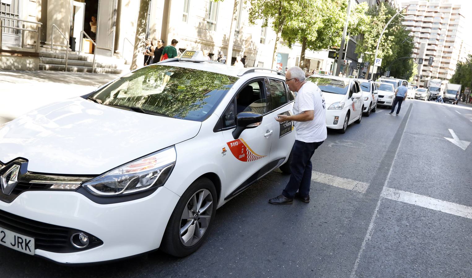 Los taxistas de Murcia acordaron en la asamblea celebrada en la mañana de este lunes, sumarse a la huelga indefinida que llevan a cabo sus compañeros en otras ciudades españolas como Madrid, Barcelona y Valencia como «muestra de solidaridad».
