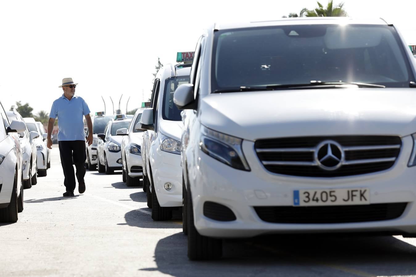 Los taxistas de Murcia acordaron en la asamblea celebrada en la mañana de este lunes, sumarse a la huelga indefinida que llevan a cabo sus compañeros en otras ciudades españolas como Madrid, Barcelona y Valencia como «muestra de solidaridad».