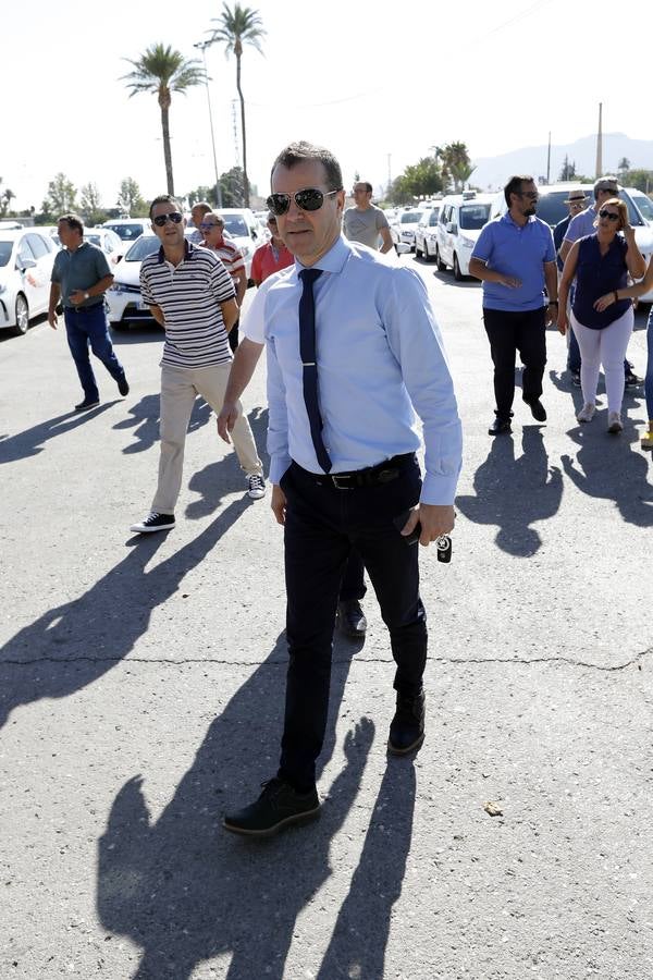 Los taxistas de Murcia acordaron en la asamblea celebrada en la mañana de este lunes, sumarse a la huelga indefinida que llevan a cabo sus compañeros en otras ciudades españolas como Madrid, Barcelona y Valencia como «muestra de solidaridad».