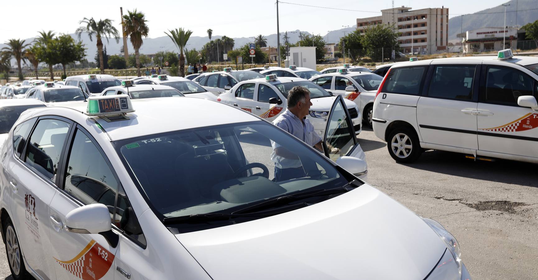 Los taxistas de Murcia acordaron en la asamblea celebrada en la mañana de este lunes, sumarse a la huelga indefinida que llevan a cabo sus compañeros en otras ciudades españolas como Madrid, Barcelona y Valencia como «muestra de solidaridad».