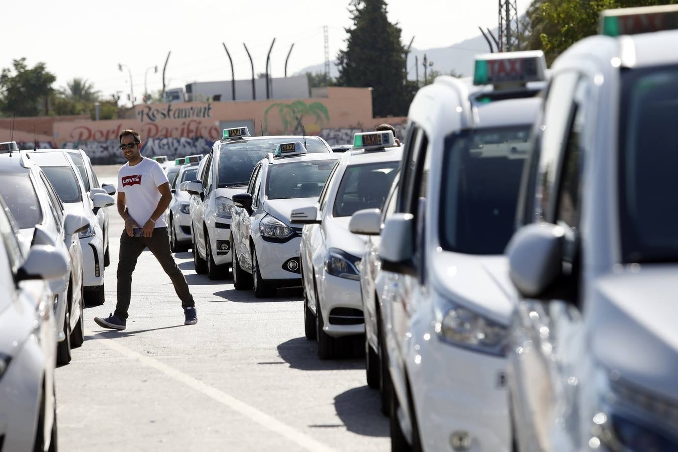 Los taxistas de Murcia acordaron en la asamblea celebrada en la mañana de este lunes, sumarse a la huelga indefinida que llevan a cabo sus compañeros en otras ciudades españolas como Madrid, Barcelona y Valencia como «muestra de solidaridad».