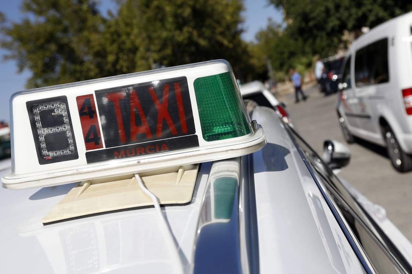 Los taxistas de Murcia acordaron en la asamblea celebrada en la mañana de este lunes, sumarse a la huelga indefinida que llevan a cabo sus compañeros en otras ciudades españolas como Madrid, Barcelona y Valencia como «muestra de solidaridad».