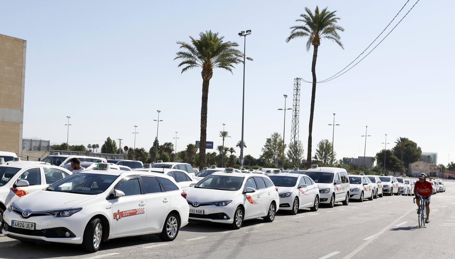 Los taxistas de Murcia acordaron en la asamblea celebrada en la mañana de este lunes, sumarse a la huelga indefinida que llevan a cabo sus compañeros en otras ciudades españolas como Madrid, Barcelona y Valencia como «muestra de solidaridad».