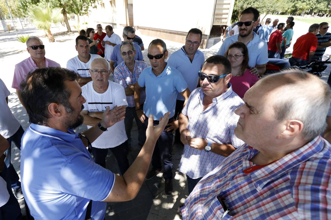 Los taxistas de Murcia acordaron en la asamblea celebrada en la mañana de este lunes, sumarse a la huelga indefinida que llevan a cabo sus compañeros en otras ciudades españolas como Madrid, Barcelona y Valencia como «muestra de solidaridad».