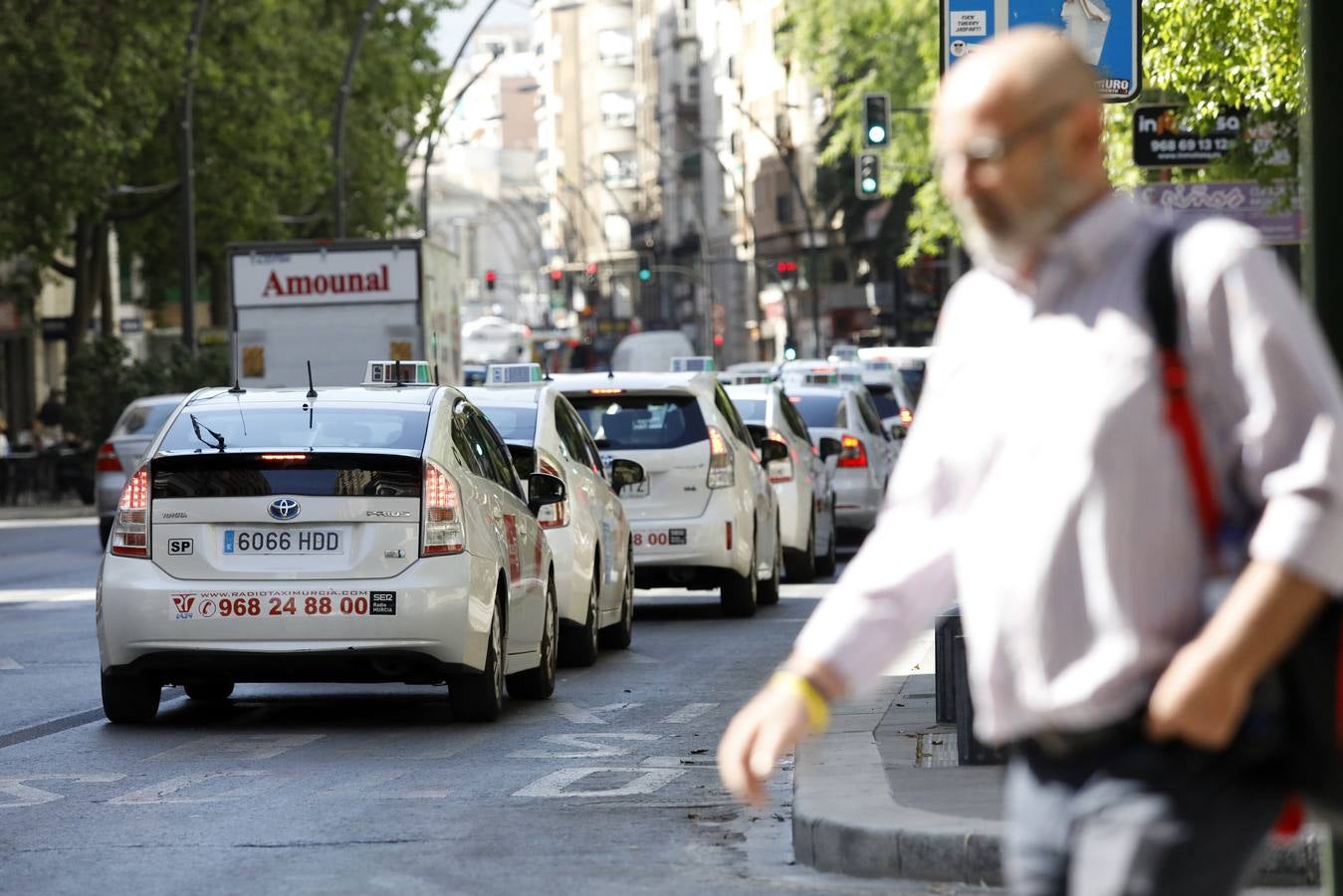 Los taxistas de Murcia acordaron en la asamblea celebrada en la mañana de este lunes, sumarse a la huelga indefinida que llevan a cabo sus compañeros en otras ciudades españolas como Madrid, Barcelona y Valencia como «muestra de solidaridad».