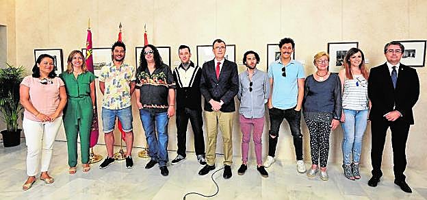 Los músicos encargados del pregón, ayer en La Glorieta, junto al alcalde y varios concejales de la Corporación. 