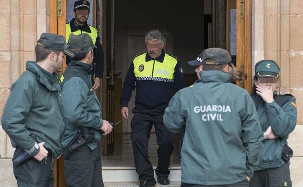 Agentes de la Unidad Central Operativa (UCO) de la Guardia Civil durante el registro efectuado en el Ayuntamiento de La Carolina (Jaén), en el marco de la operación 'Enredadera'. 