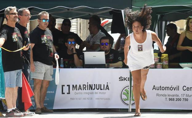 Una participante del último campeonato de lanzamiento de hueso en Cieza. 