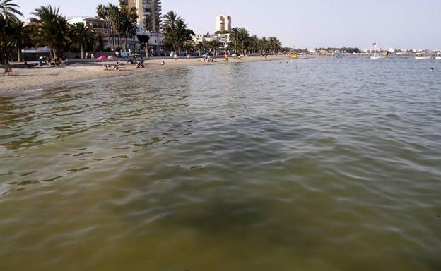 Agua turbia en la playa de Santiago de la Ribera, en una fotografía de archivo.