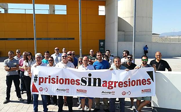 Funcionarios de Prisiones protestan frente a la prisión de Campos del Río.