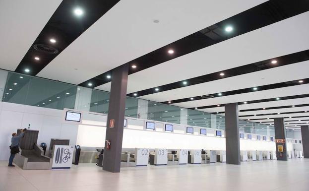 El interior de las instalaciones del aeropuerto de Corvera.