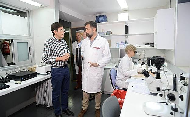 Manuel Villegas, este viernes, visitando el laboratorio de vectores del hospital Virgen de la Arrixaca.