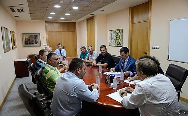 El consejero de Fomento e Infraestructuras, Patricio Valverde, convocó ayer una reunión para solucionar la guerra que el sector del taxi ha declarado a las empresas de alquiler de vehículos con conductor (VTC) 