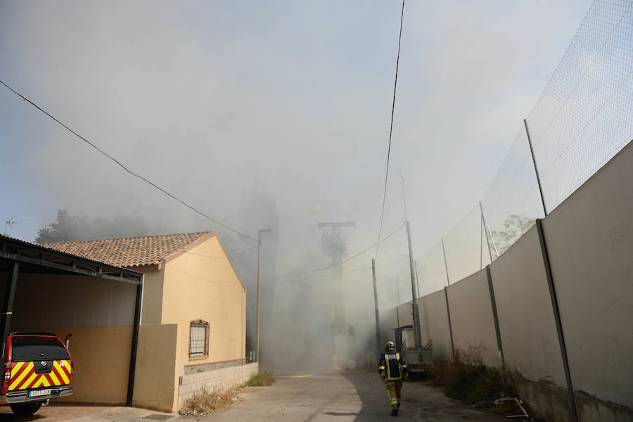 Diversos medios terrestres y aéreos trabajan este viernes contra un incendio declarado en una zona de matorrales tras las cocheras de Latbus