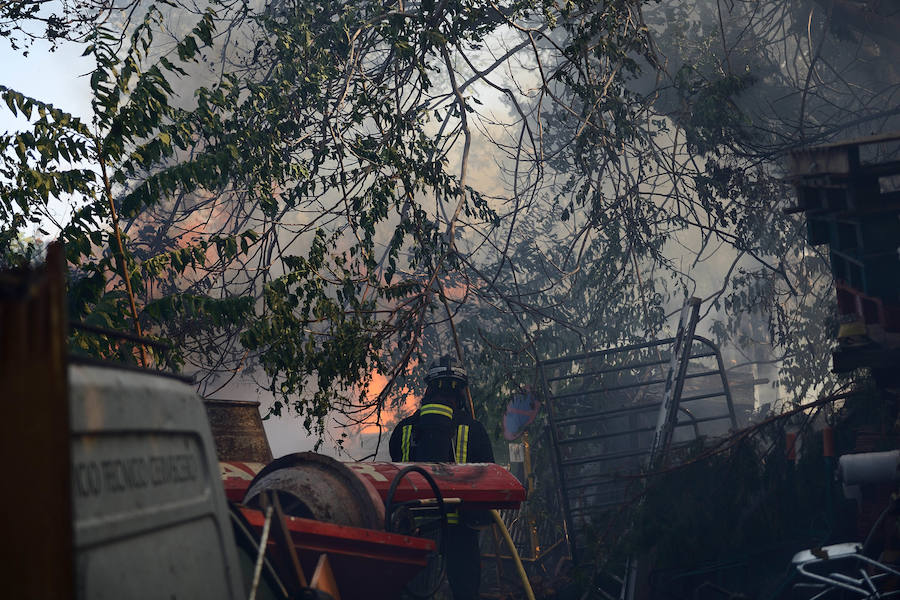 Diversos medios terrestres y aéreos trabajan este viernes contra un incendio declarado en una zona de matorrales tras las cocheras de Latbus