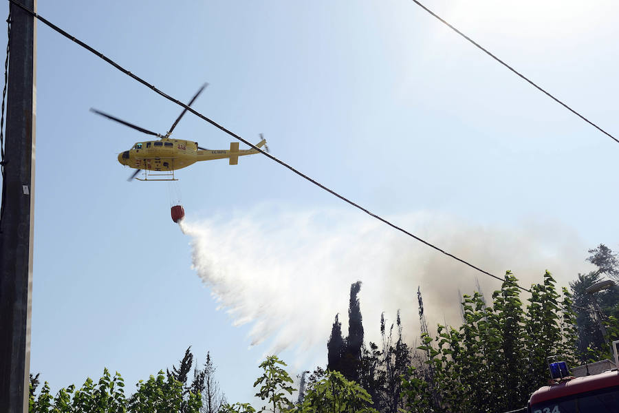 Diversos medios terrestres y aéreos trabajan este viernes contra un incendio declarado en una zona de matorrales tras las cocheras de Latbus