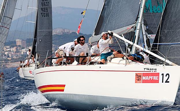 La embarcación cartagenera 'Brex', ayer, en aguas de Palma. 