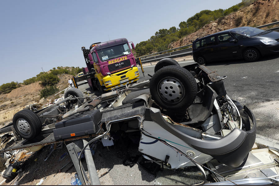 En el siniestro se vieron implicados un camión que transportaba bombonas de butano, una autocaravana y varios turismos