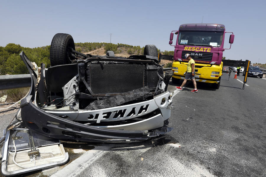 En el siniestro se vieron implicados un camión que transportaba bombonas de butano, una autocaravana y varios turismos