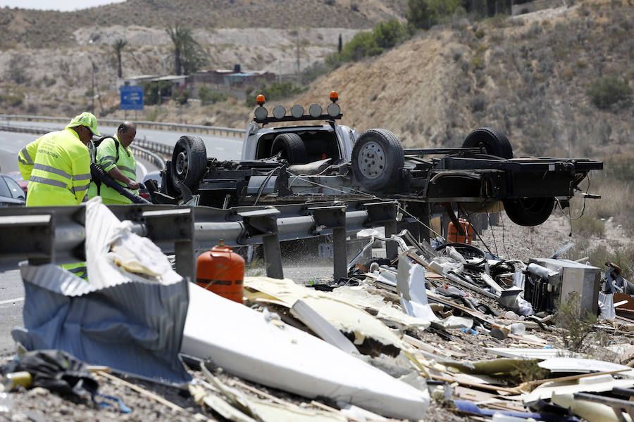 En el siniestro se vieron implicados un camión que transportaba bombonas de butano, una autocaravana y varios turismos