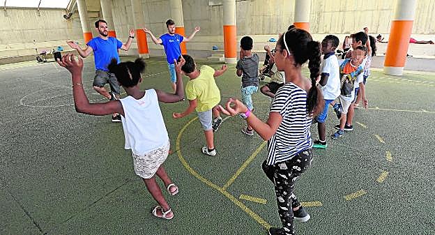 Los menores que asisten a la escuela de verano de Cepaim participan en una jornada de deportes. 