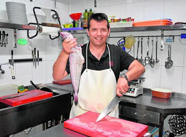 José Rodríguez 'El Poli', en la cocina de su restaurante de Águilas a la hora del despiece, su momento favorito del día. 