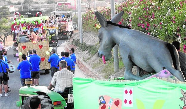 Pasacalles previo a la subida del burro al campanario.