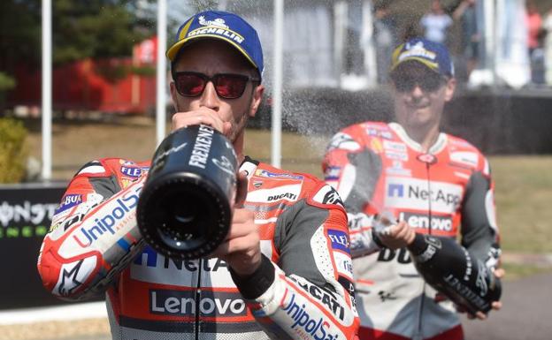 Jorge Lorenzo baña en champán a Andrea Dovizioso tras la victoria del italiano en Brno. 